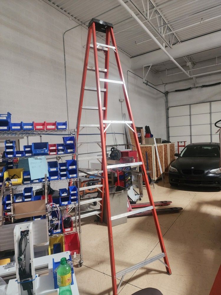 WERNER 12 FT FIBERGLASS LADDER