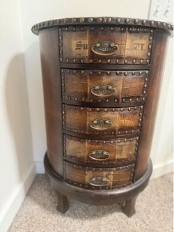 Wooden chest of drawers
