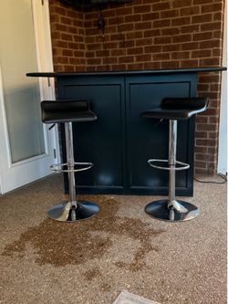 Stand alone bar with adjustable, swivel bar stools