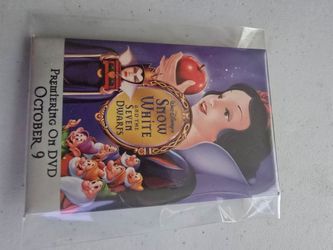 Disney show white and the seven dwarfs promotional pin