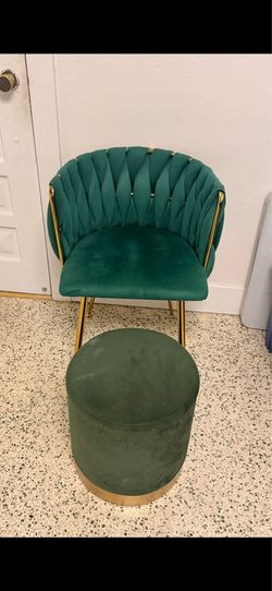 Silla de terciopelo verde con puff/ottoman – Estilo moderno y elegante