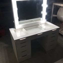 Custom Make Up Vanity’s 