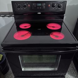 Black electric stove (whirlpool) 