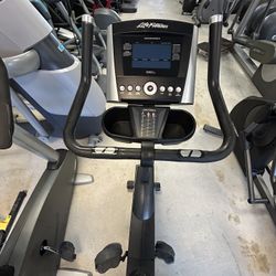Life Fitness C3 Upright Bike