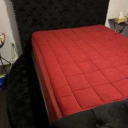 Black, Round Tufted Bed w/ Fireplace & BT Speakers 