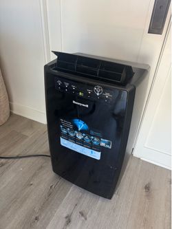 Honeywell Portable Air Conditioner 12,000 BTU (MN12CESBB) — $140