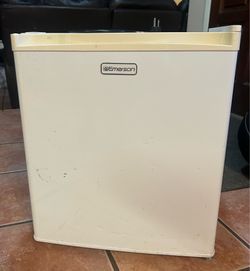 Small fridge refrigerator