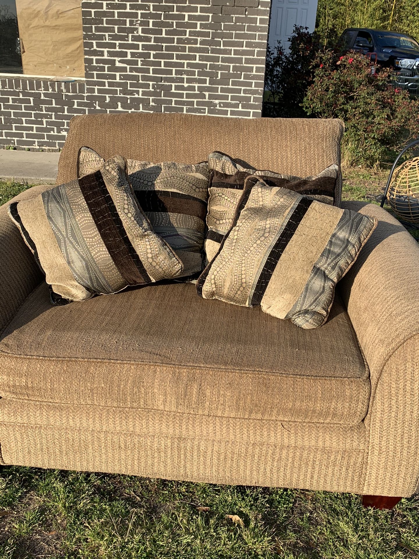 Oversized Chair With Pillows 