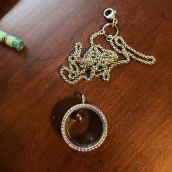 Charm, Pearl Holder W Chain. Has Authentic Dyed Pearl. Pu Bridgewater 