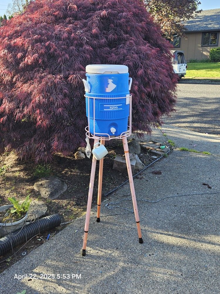 Igloo 5 gallon cooler and stand