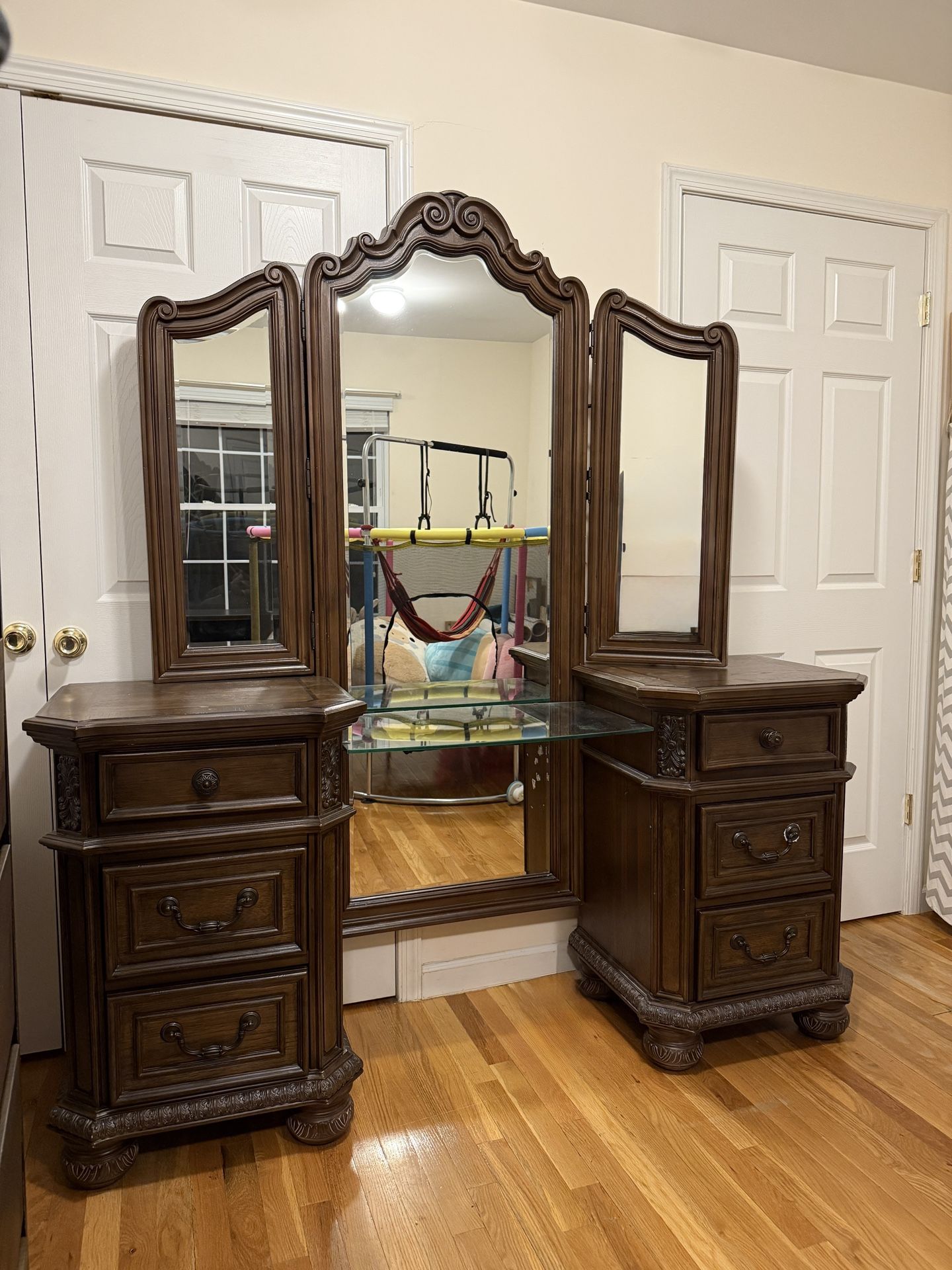 Elegant Wood Vanity Set with Mirrors and Storage – Pickup Only