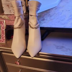 8.5 Beautiful White Boots