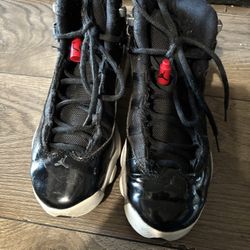 Boy’s Jordan Shoes Size 6