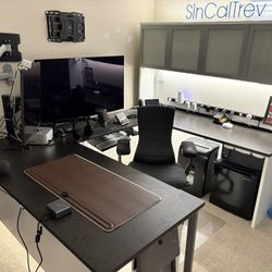FREE: U-Shaped Desk with Hutch, Power Strips, and Hue Light Strips - $0 (Buyer Disassembles)