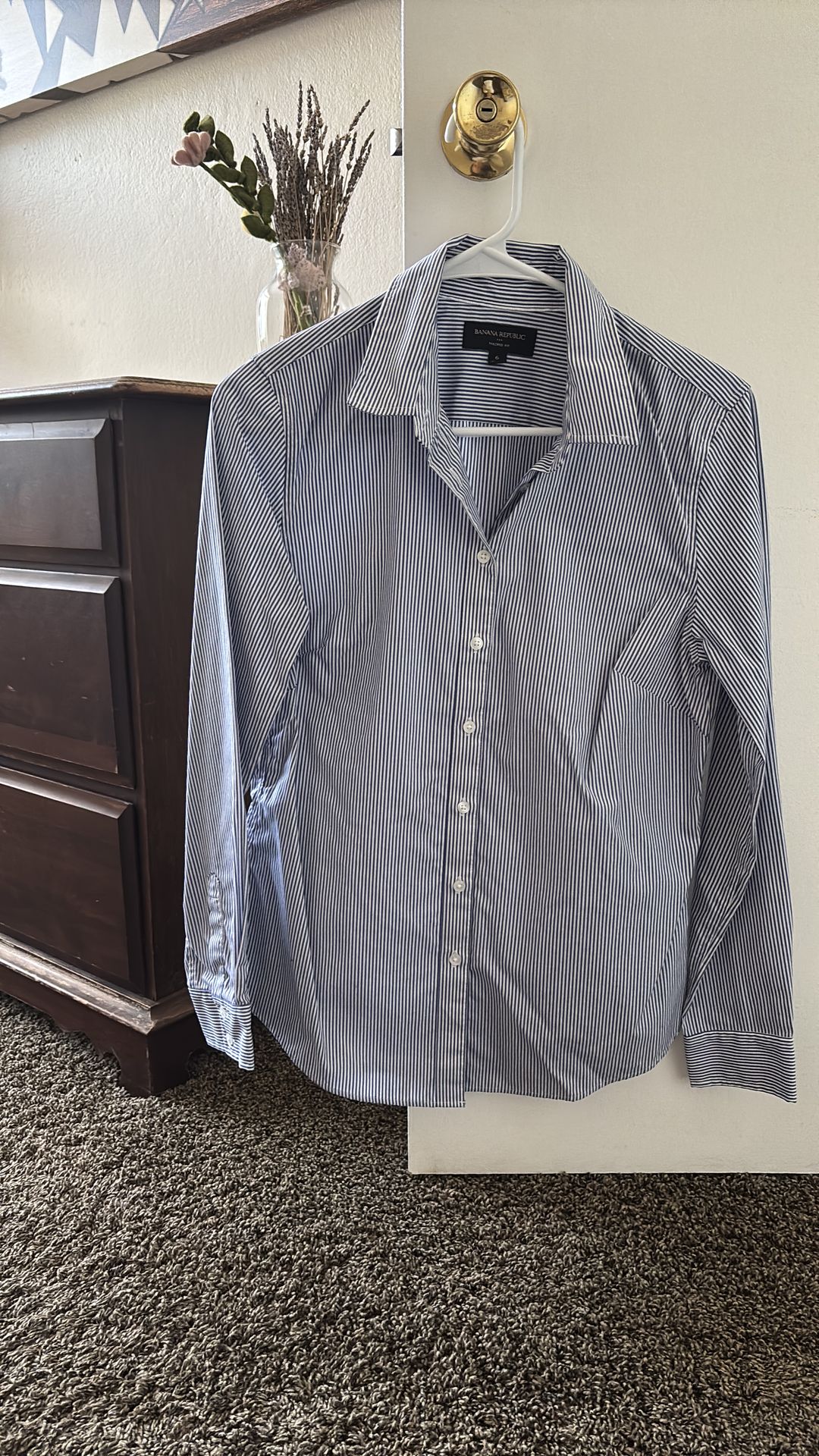 Size 6 Women’s Banana Republic New without tag Tailored Fit Luxury Cotton Blousd