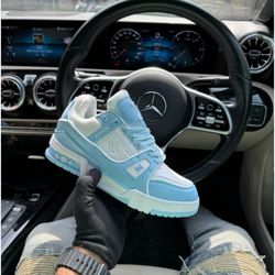 TENNIS SHOES