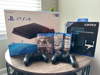 PlayStation 4 (PS4) 1TB, 3 Games and Charging station.