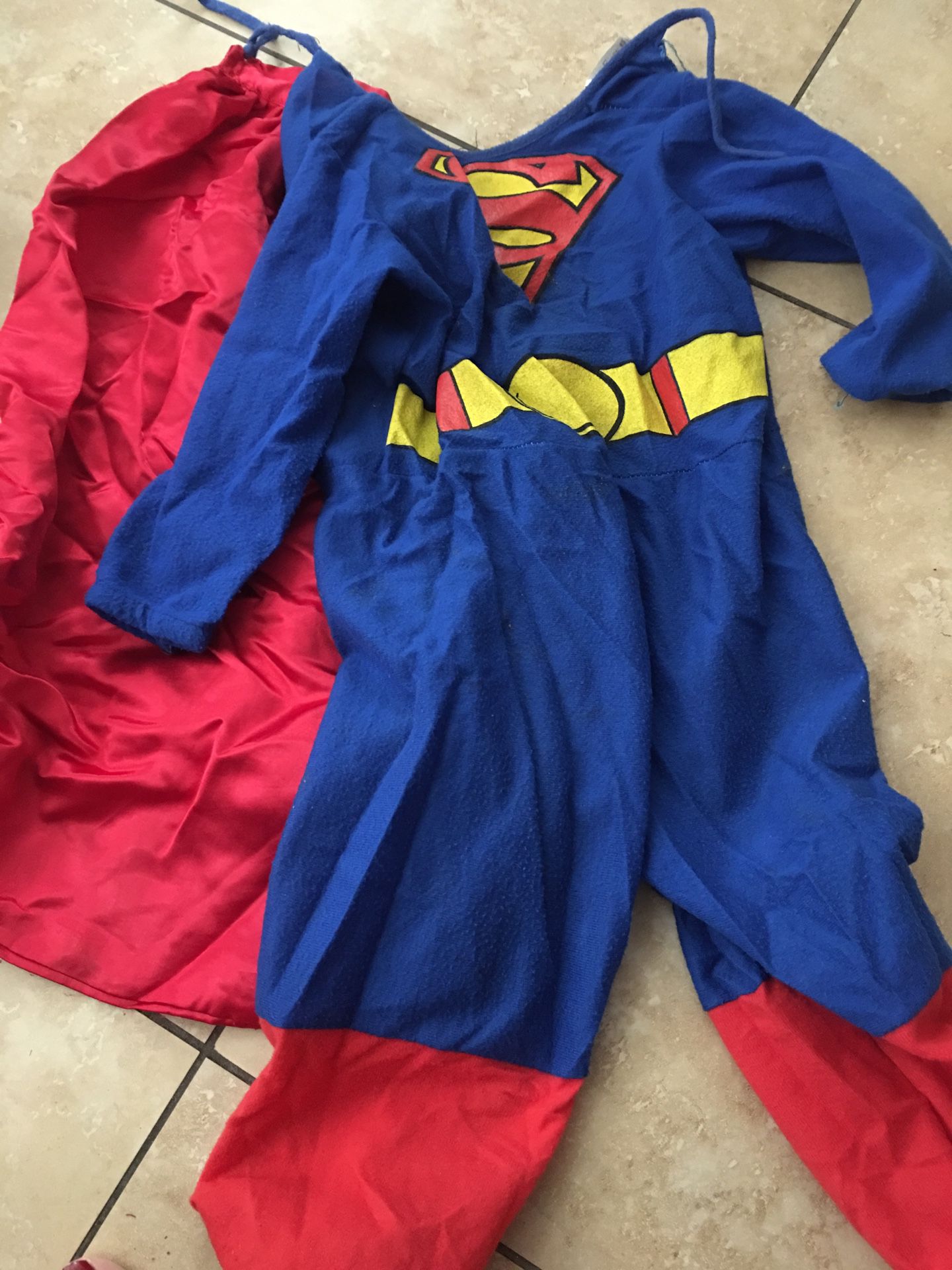 Superman Holloween costume size 2-4 yrs old