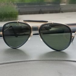 Ray-Ban B&L Aviator Sunglasses (1980s)
Made in the USA
In perfect condition (10/10)
14K Gold-Plated