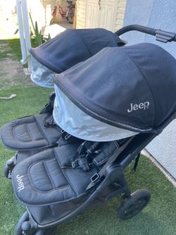 Jeep® Destination Side x Side double stroller