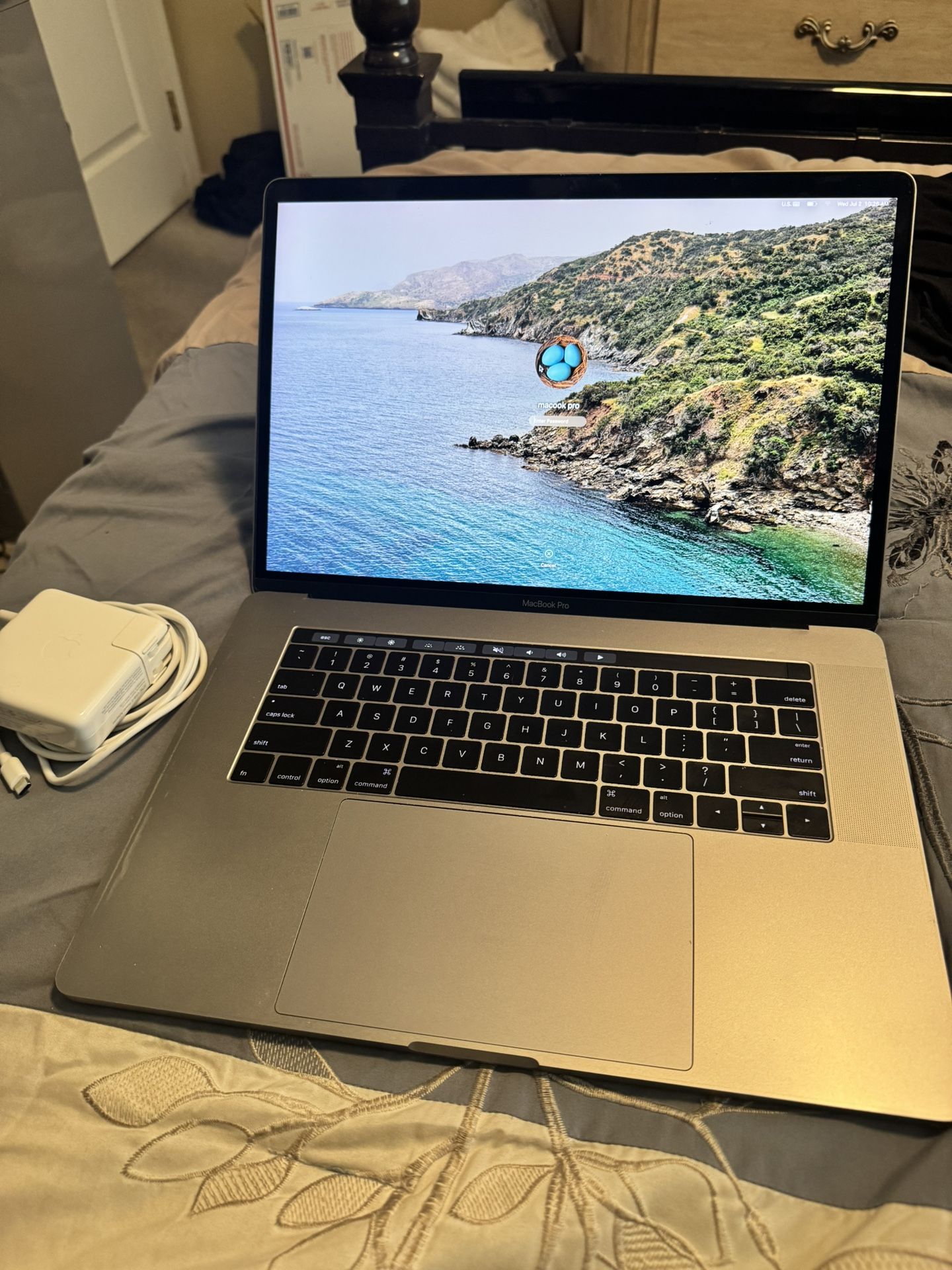 2016 MacBook Pro 15” w/ Touchbar i7 16GB