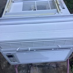 Tengo De Venta Este Aire De Ventana De 10000 BTU .Enfria Muy Bien  .Esta Limpio