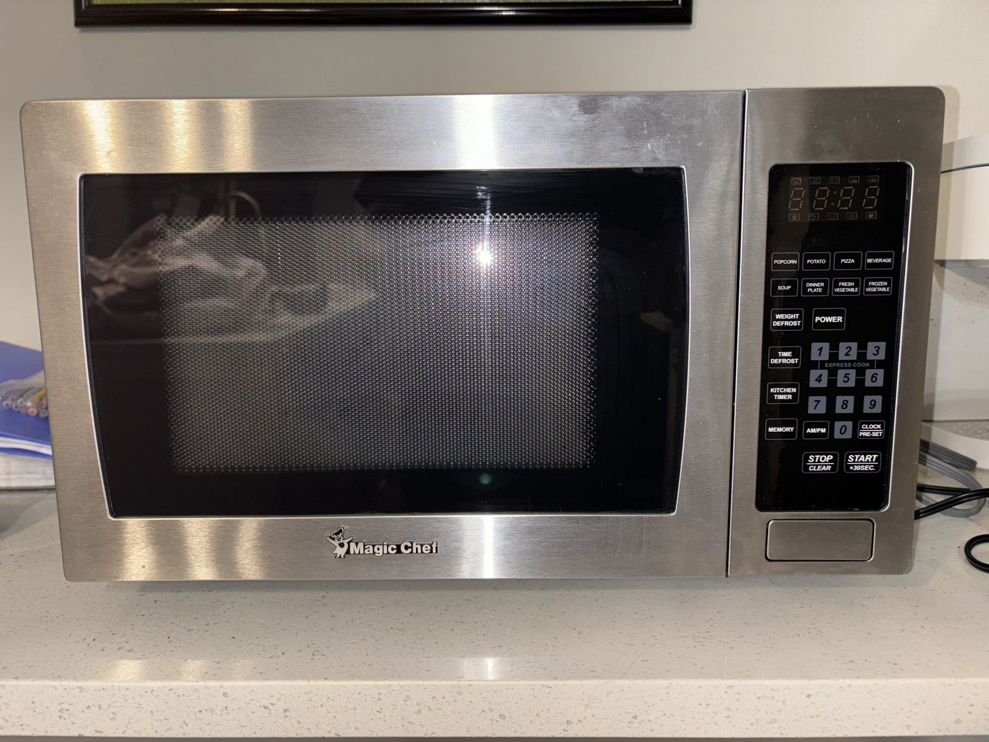 Magic Chef MCM990ST Countertop Microwave Oven, Small Microwave for Compact Spaces, 900 Watts, 0.9 Cu