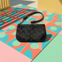 Elegante Bolso de Mano/Pochette Vintage Coach con Monograma Signature Negro
​