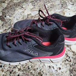 WOMEN'S 8.5 WIDE FILA GYM SHOES IN GOOD CONDITION