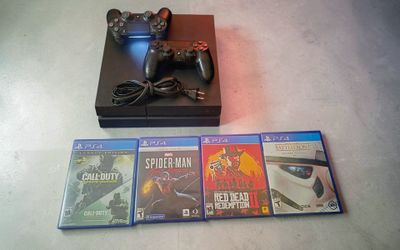 ​PS4 500GB Bundle - 2 Controllers & 4 Games (RDR2, Spider-Man)
