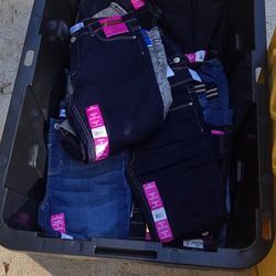 Juguetes, ropa y algo más Toys, clothing and more at great prices in Riverdale, Georgia.