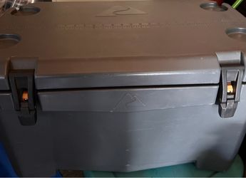 Ice chest cooler
