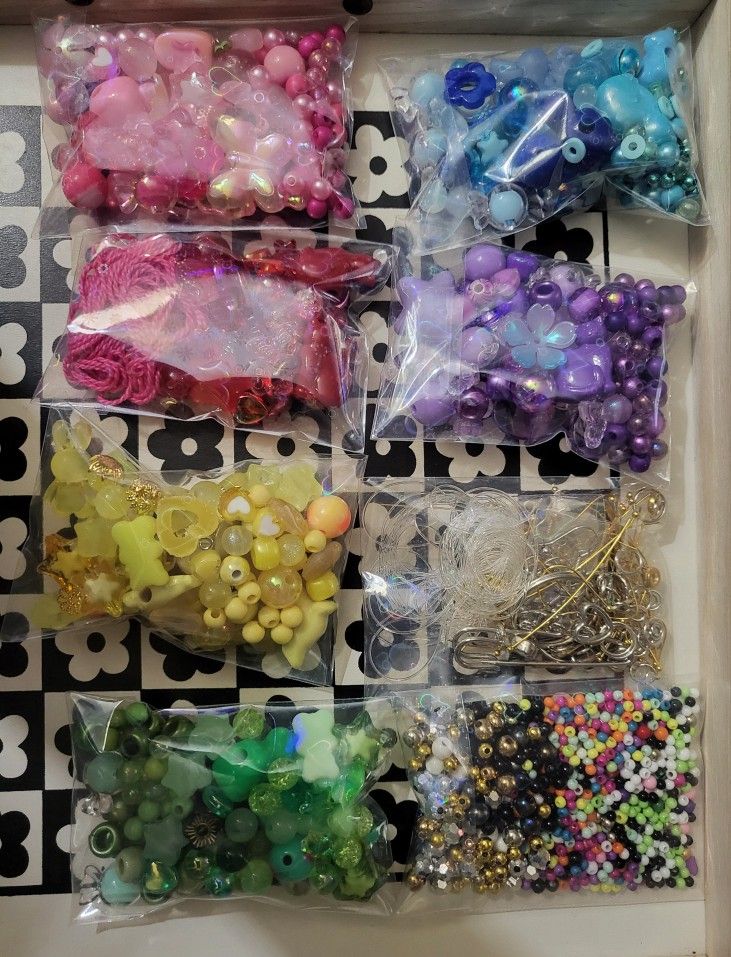 Bunches Of Assorted random Beads And Such