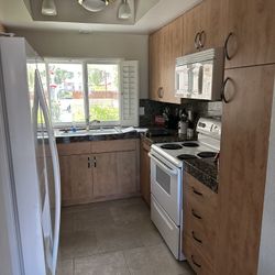 kitchen caninets and granite countertops 