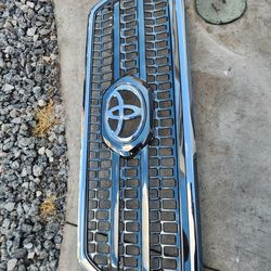 NEW 2016-2018 Toyota Tacoma Front Grill Assembly & Emblem 53114-04170 OEM