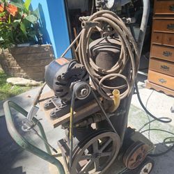 VINTAGE AIR COMPRESSOR,  VERY HEAVY CAST IRON NEEDS 