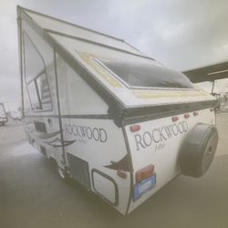 2017 ROCKWOOD HARD SIDE 212 HW  POP UP