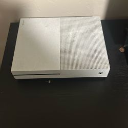 Xbox One And Games With Controller 