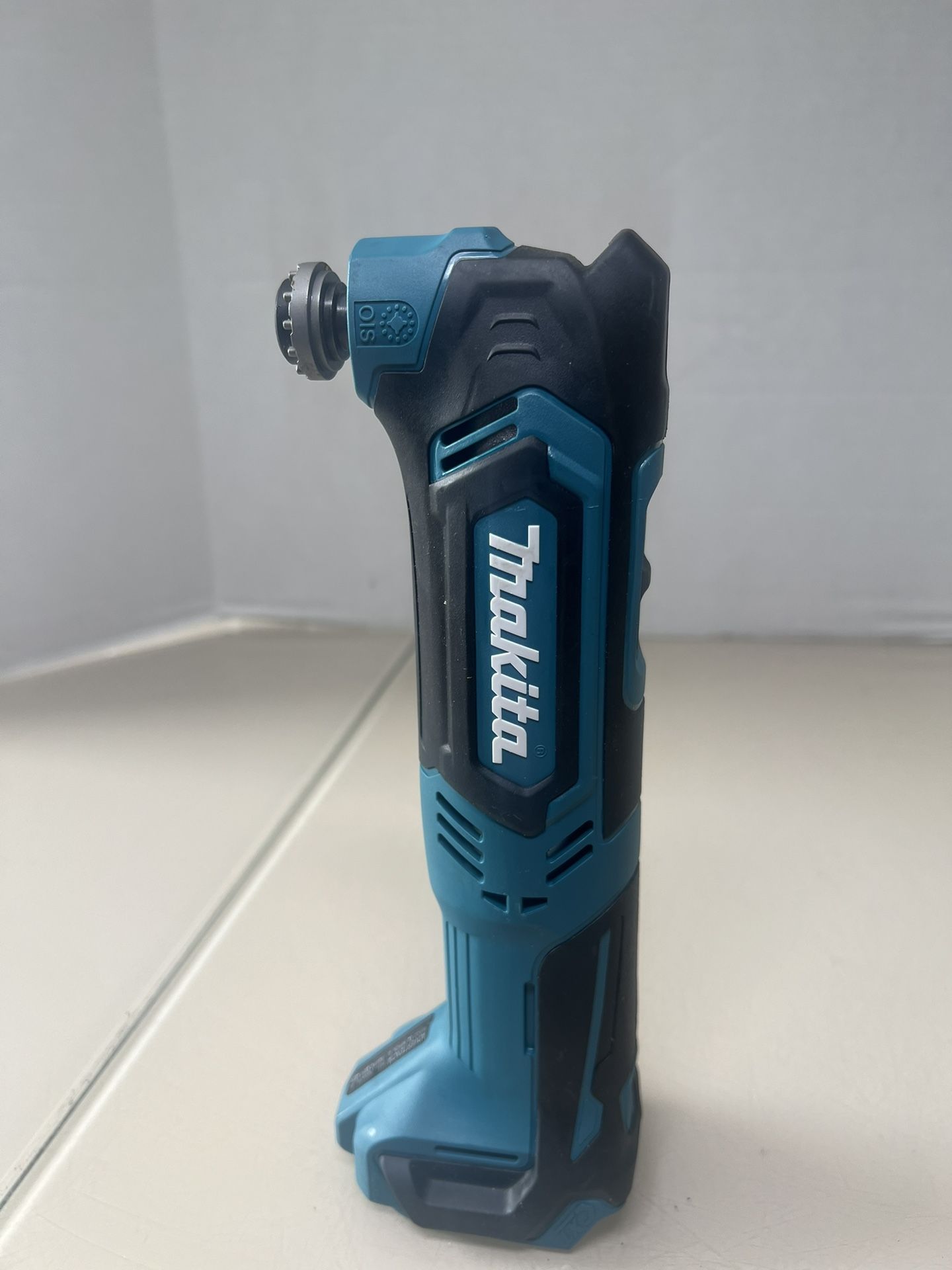 Light Use Makita MT01Z 12V CXT- ION Cordless Multi-Tool Tool Only PERSONAL TOOL. New open box with all retail packaging all accessories included B2 an