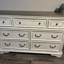 Liberty Furniture - Magnolia Manor 7 Drawer Dresser
