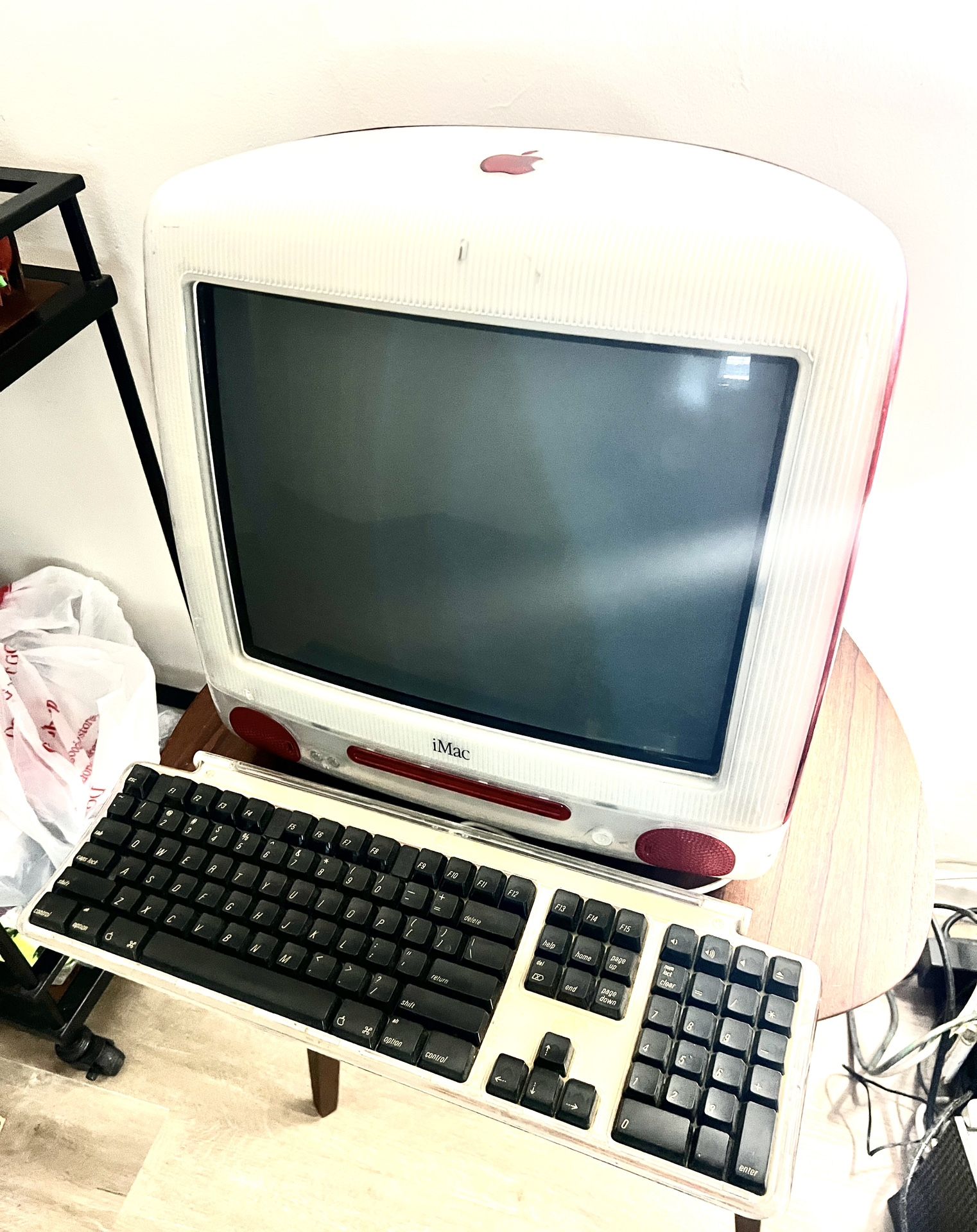 Apple iMac G3 2000 -Strawberry Red 20 GB, 450 MHz - w/ Keyboard