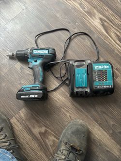 Makita compact drill and charger pick up only Irving Tx