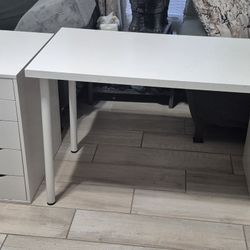 IKEA  Desk, Set Of 4 all  for $95.00 cash and pick up only. 