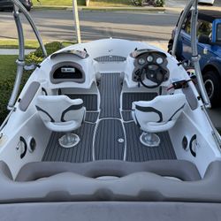 Yamaha LS2000 7 PassengerJet Boat w/ Trailer & Wakeboard Tower