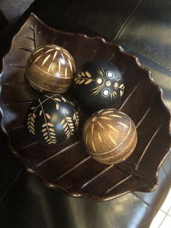 Wooden leaf with 4wooden balls