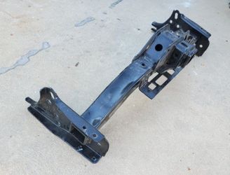 2016 - 2023 TOYOTA TACOMA TOW HITCH
TRAILER BAR BEAM GENUINE USED OEM.
NC51