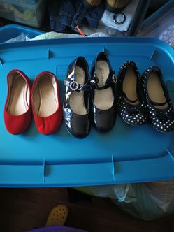 Zapatos size 10 y 13 y 12$6 cada 1