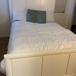 Full bed set (bed frame, memory foam mattress amd dresser).