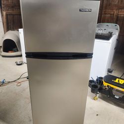Refrigerator 7.4 Cu Ft