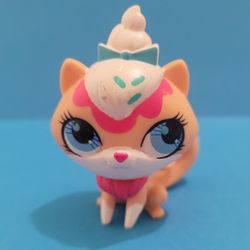 Hasbro Authentic Littlest Pet Shop LPS Littlest Pet Shop Sweet Delight Cat #3077.
